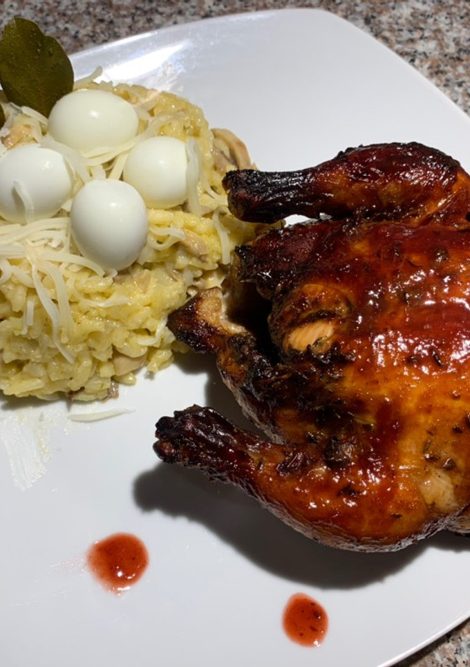 Una foto de Codorniz en salsa BBQ de moras con Risotto de Hongos