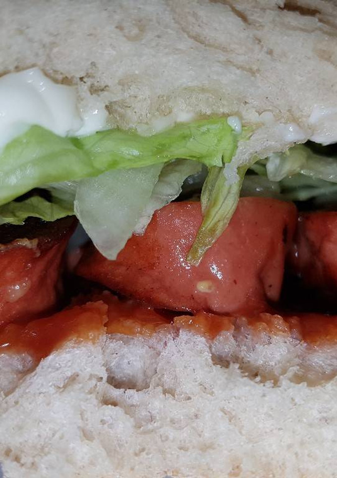 Una foto de Bocadillo de Salchichas de Queso y Bacon!!😋🍽