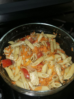 Una foto de Ensalada de pasta con pollo