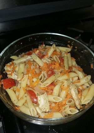 Una foto de Ensalada de pasta con pollo