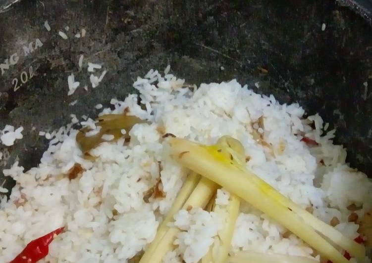 Bagaimana Menyiapkan Nasi Liwet Penggagal Diet Anti Gagal