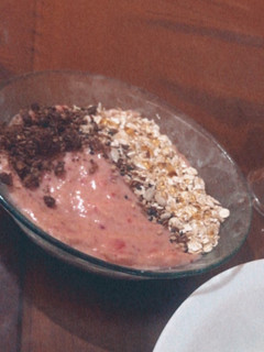 Una foto de Helado vegano de frutilla y banana ✨🥰
