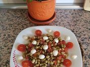Una foto de ensalada de mozzarella y tomates cherry