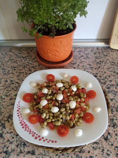 Una foto de Ensalada de habitas baby en aceite con anchoas en conserva