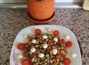 Una foto de Ensalada de habitas baby en aceite con anchoas en conserva