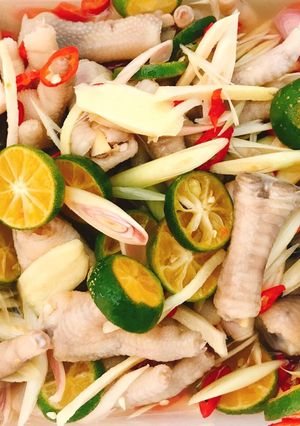 Hình của món Chân gà ngâm sả tắc.
