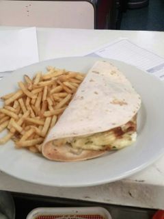 Una foto de Tortita de gulas con alioli