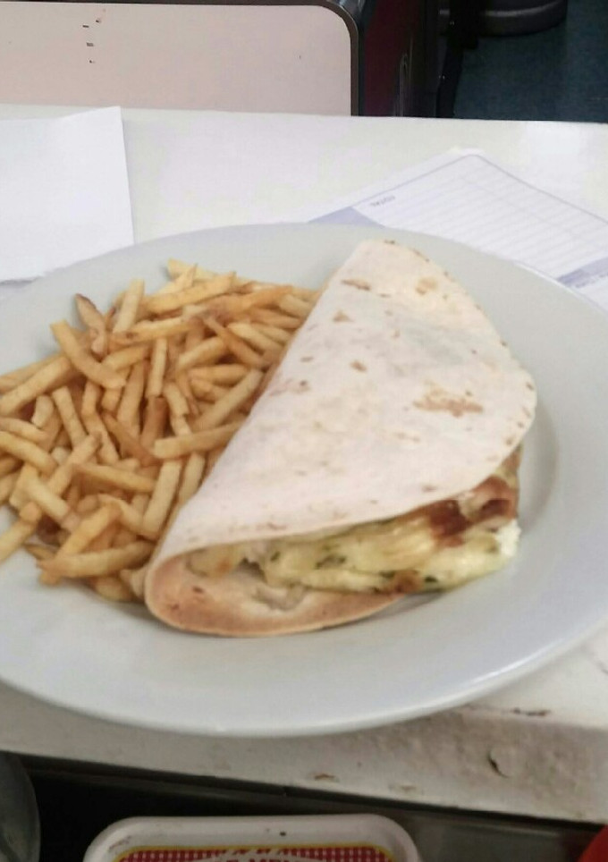 Una foto de Tortita de gulas con alioli