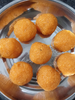 મોતીચુર ના લાડુ (Motichoor Ladoo Recipe In Gujarati) રેસીપી મુખ્ય ફોટો