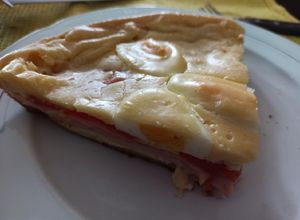 Una foto de Torta de masa licuada con fiambre, huevo y tomate