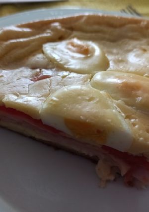 Una foto de Torta de masa licuada con fiambre, huevo y tomate