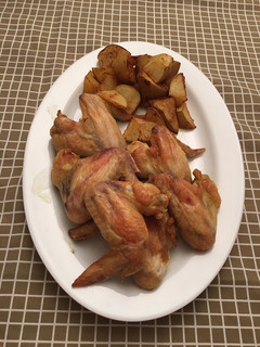 Una foto de Alitas de pollo con patatas al horno