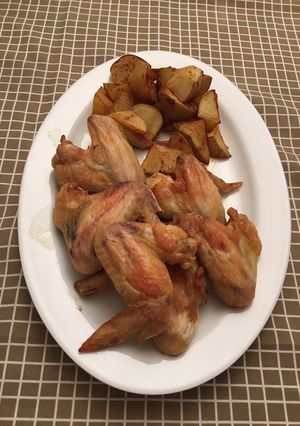 Foto principal de Alitas de pollo con patatas al horno
