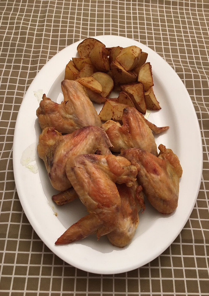 Una foto de Alitas de pollo con patatas al horno