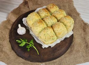 Una foto de 🧄 Pancitos brioche a la manteca de ajo y parmesano 🧄 Garlic-parmesano pull apart rolls 🧄 Tang zhong