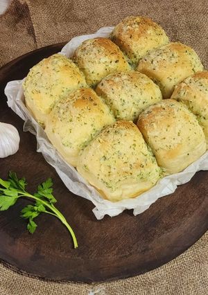 Una foto de 🧄 Pancitos brioche a la manteca de ajo y parmesano 🧄 Garlic-parmesano pull apart rolls 🧄 Tang zhong