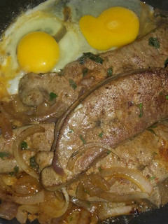 Una foto de Hígado con cebolla y huevos