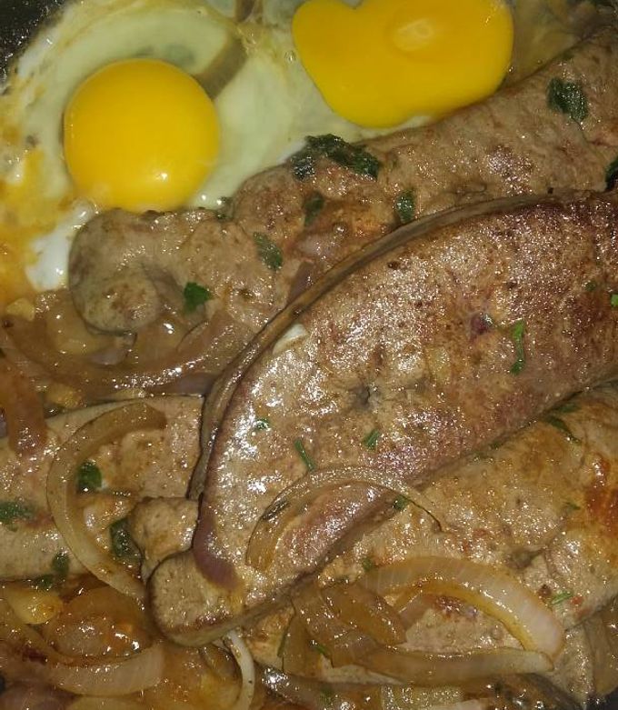 Una foto de Hígado con cebolla y huevos