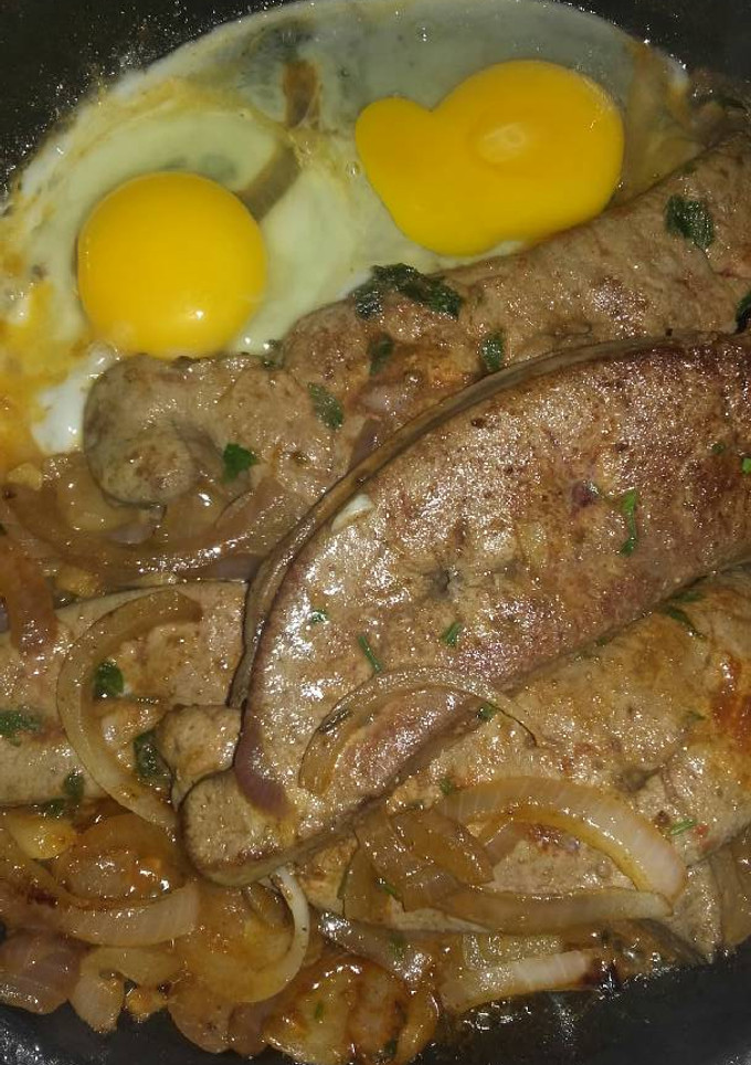 Una foto de Hígado con cebolla y huevos