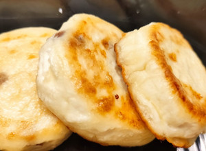 Фото Сырники с изюмом.