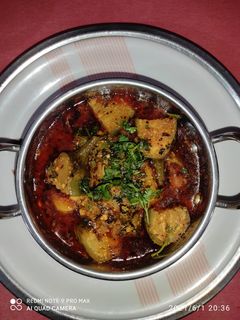 आलू वांग्याची भाजी (aloo vangyachi bhaji recipe in marathi) रेसिपी चे मुख्य फोटो
