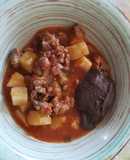 Carne picada de cerdo con patatas y salsa de tomate