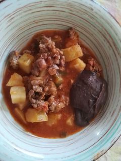 Una foto de Carne picada de cerdo con patatas y salsa de tomate