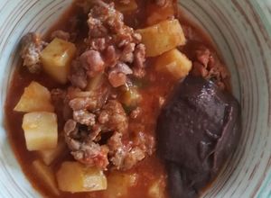 Una foto de Carne picada de cerdo con patatas y salsa de tomate