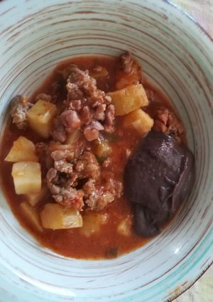 Una foto de Carne picada de cerdo con patatas y salsa de tomate