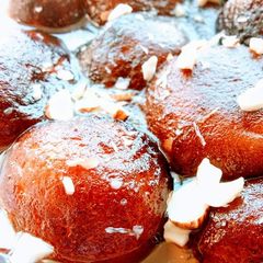 A picture of Gulab Jamun.