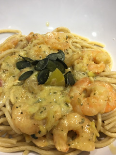 Una foto de Pasta integral con gambas y ajitos tiernos en salsa picante