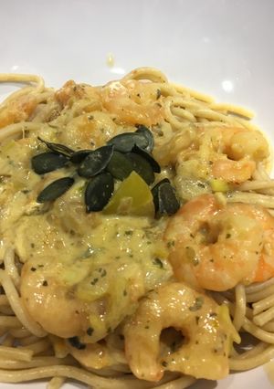 Foto principal de Pasta integral con gambas y ajitos tiernos en salsa picante