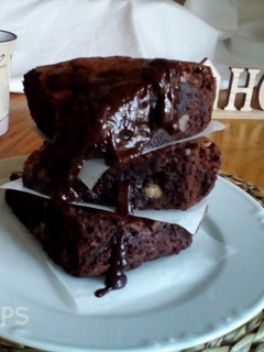 Una foto de Brownie de chocolate y nueces