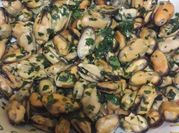 Una foto di insalata di cozze
