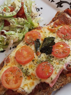 Una foto de Milanesas a la Napolitana al horno con Ensalada!! 😍😍