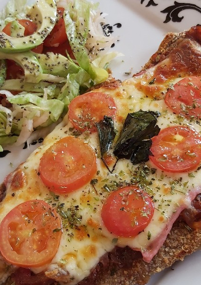 Una foto de Milanesas a la Napolitana al horno con Ensalada!! 😍😍