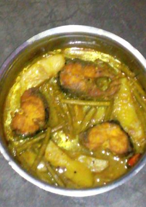 A picture of Fish and vegetables curry.