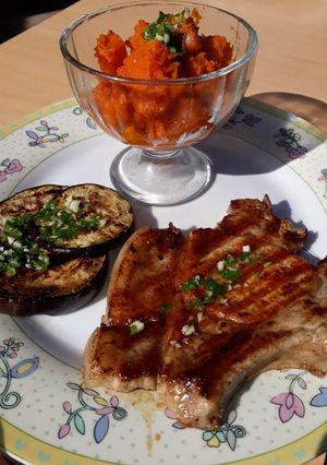 Una foto de Bife de cerdo Zapallo y berenjena