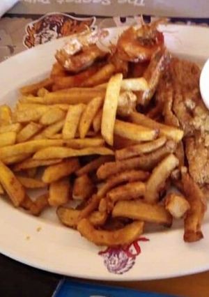 A picture of Potato chips with fried egg.