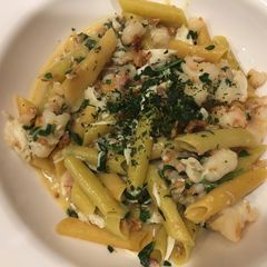 A picture of Crispy Pepper Seafood Scampi over Red & Green Lentil Penne.
