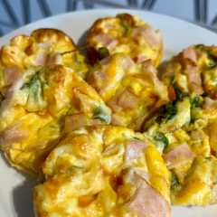 Una foto de Muffins de huevo 🥚 con espinacas 🥬 pavo 🦃 y queso mozzarella 🧀