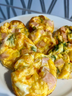 Una foto de Muffins de huevo 🥚 con espinacas 🥬 pavo 🦃 y queso mozzarella 🧀