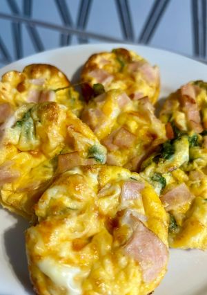 Una foto de Muffins de huevo 🥚 con espinacas 🥬 pavo 🦃 y queso mozzarella 🧀