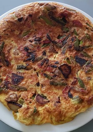 Une photo de Omelette aux asperges vertes,pommes de terre,lardons et oignons