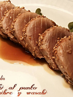 Una foto de Tataki al punto con wasabi
