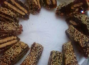 صورة لوصفة حلاوة التمر محشوة بالبسكويت