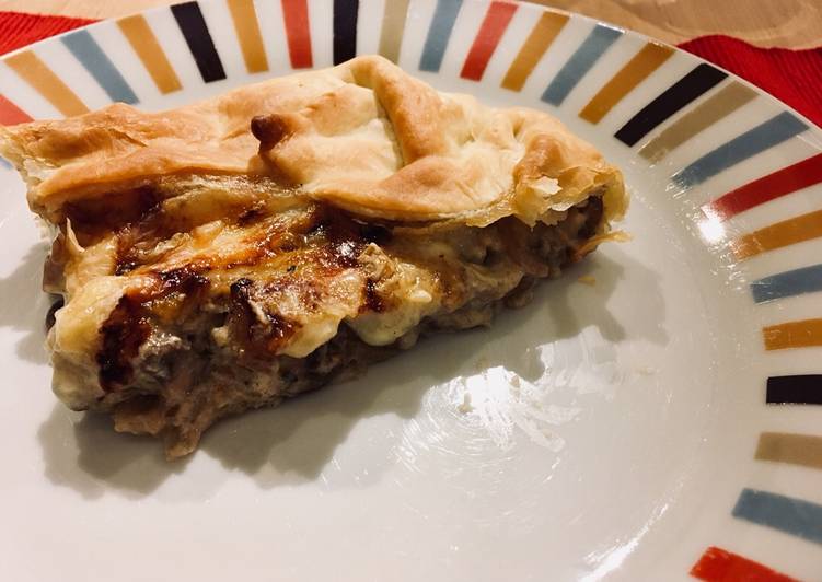 Recetta di Veloce Torta salata con funghi, cipolle e brie