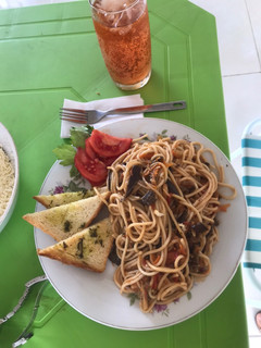 Una foto de Espaguetis vegetarianos con berenjenas