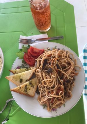 Una foto de Espaguetis vegetarianos con berenjenas
