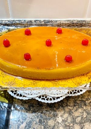 Una foto de Flan de coco con crema de coco